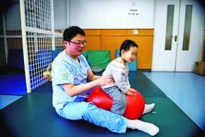兒童醫(yī)院康復師多年堅守：孩子能正常跑跳就值了