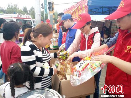 2月21日，?？谛潞８鄹浇?，志愿者為旅客發(fā)放食物。　尹海明 攝