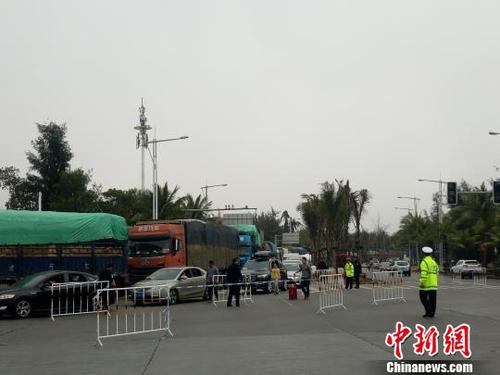 2月21日，?？谛潞８鄹浇?，仍有大批車輛滯留，等待過(guò)海?！∫Ｃ?攝