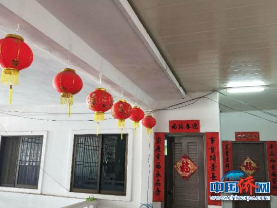 柬埔寨廣肇學校外派教師的宿舍都貼上了春聯(lián)、掛上了燈籠 鐘欣 攝