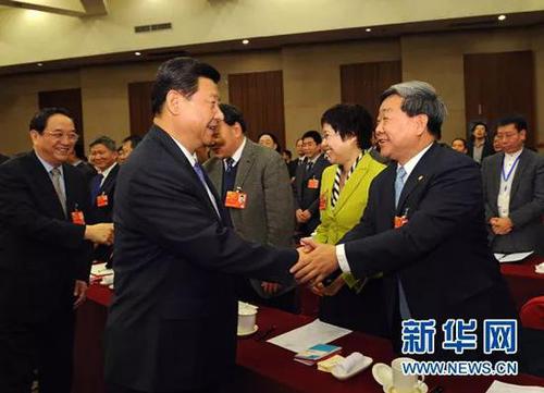 2013年3月4日，習(xí)近平看望出席全國(guó)政協(xié)十二屆一次會(huì)議科協(xié)、科技界委員并參加聯(lián)組討論。新華社記者 饒愛(ài)民 攝