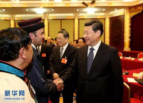 2014年3月4日，習(xí)近平看望出席全國(guó)政協(xié)十二屆二次會(huì)議的少數(shù)民族界委員，并參加聯(lián)組討論。新華社記者 丁林 攝
