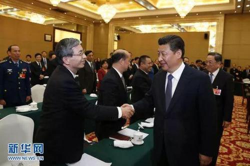 2015年3月4日，習(xí)近平看望出席全國(guó)政協(xié)十二屆三次會(huì)議的民革、臺(tái)盟、臺(tái)聯(lián)委員，聽(tīng)取委員們的意見(jiàn)和建議，并發(fā)表重要講話。 新華社記者 鞠鵬 攝