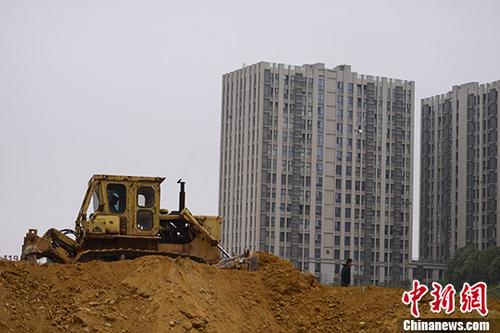 10月11日，湖南長(zhǎng)沙一樓盤土地上，推土機(jī)正在作業(yè)。近日，長(zhǎng)沙迎來新政后首次“限房?jī)r(jià)+競(jìng)地價(jià)+搖號(hào)”土地拍賣。據(jù)長(zhǎng)沙市國(guó)土資源網(wǎng)上交易系統(tǒng)信息，位于市內(nèi)的2宗住宅用地10日競(jìng)拍均達(dá)到最高限價(jià)并“熔斷”，將采用搖號(hào)方式定主。 <a target='_blank' href='http://www.chinanews.com/'>中新社</a>記者 楊華峰 攝