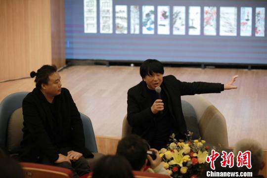 策展人李自?。ㄓ遥┙榻B展覽情況。李自健美術(shù)館供圖