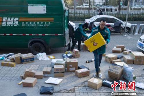 資料圖：山西太原，物流工作人員正在搬運(yùn)快遞。　張?jiān)?攝