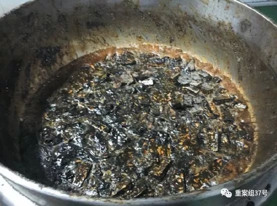 ▲3月5日，東阿祥云堂公司熬膠車間的鍋里，制作“阿膠糕”剩下的邊角料被熬化重新生產(chǎn)。    新京報記者 大路 攝