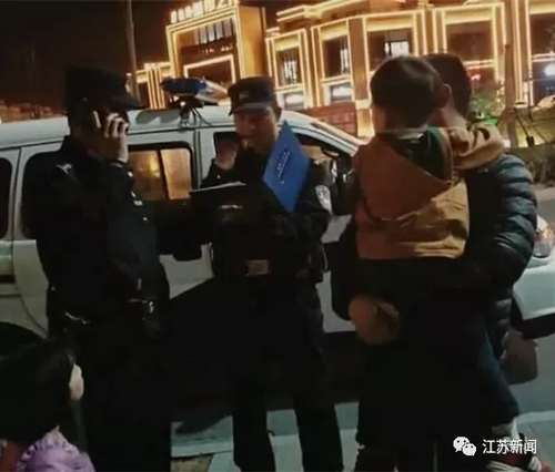 咋回事?走失男童見(jiàn)警察大哭半小時(shí) 大喊不要不要
