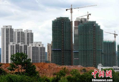 7月18日，福建省三明市一處房地產(chǎn)樓盤(pán)正在開(kāi)發(fā)建設(shè)中。當(dāng)日，中國(guó)國(guó)家統(tǒng)計(jì)局發(fā)布的數(shù)據(jù)顯示，6月份70個(gè)大中城市中，一二線城市房?jī)r(jià)同比漲幅連續(xù)回落。 <a target='_blank' href='http://www.chinanews.com/'>中新社</a>記者 張斌 攝 7月18日，福建省三明市一處房地產(chǎn)樓盤(pán)正在開(kāi)發(fā)建設(shè)中。當(dāng)日，中國(guó)國(guó)家統(tǒng)計(jì)局發(fā)布的數(shù)據(jù)顯示，6月份70個(gè)大中城市中，一二線城市房?jī)r(jià)同比漲幅連續(xù)回落。 <a target='_blank' href='http://www.chinanews.com/'>中新社</a>記者 張斌 攝