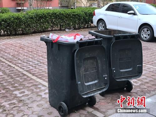 有的小區(qū)垃圾桶都是“清一色”，并沒有進(jìn)行分類。