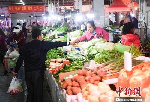 資料圖：農(nóng)貿(mào)市場內(nèi)菜商正在忙碌賣菜。<a target='_blank' href='http://www.chinanews.com/'>中新社</a>記者 陳超 攝 