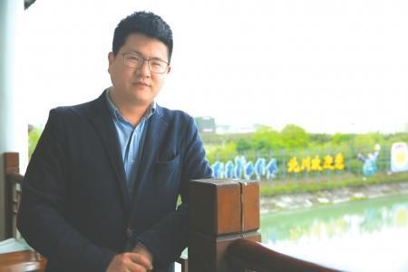 王佳明大學(xué)畢業(yè)后回到綿陽(yáng)工作。