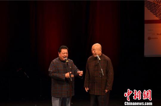 “neo leben她的笑容——北京曲藝家協(xié)會專場”活動由相聲大師李金斗、李建華壓軸，經(jīng)典作品《歡歌笑語》為柏林的女性精英們帶來了無限的“歡聲笑語”。主辦方供圖