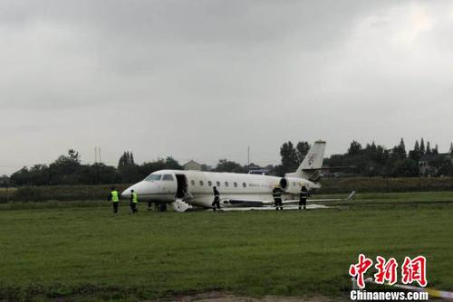 一公務(wù)機揚州泰州機場沖出跑道無人傷亡機場仍關(guān)閉