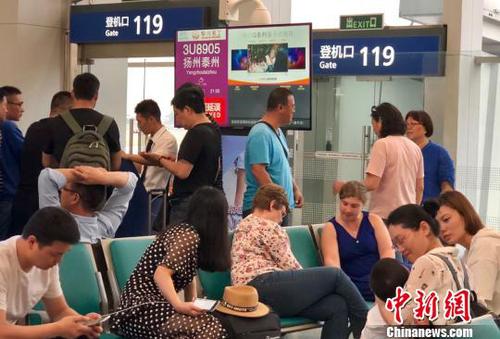 圖為揚州泰州國際機場臨時關(guān)閉，大批乘客被困成都雙流機場?！↑S心玥 攝