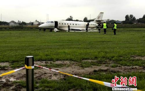 圖為5月20日下午15時07分，一架公務(wù)機在揚州泰州機場沖出跑道?！〈藜衙?攝