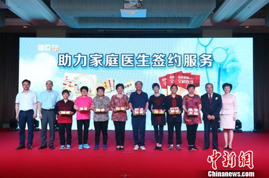 截至5月15日，上海已簽約人數(shù)達(dá)408萬(wàn)人，其中60歲及以上老年人285萬(wàn)?！↑S華 攝