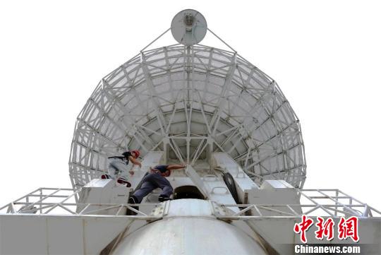 科技人員在任務(wù)前進(jìn)行設(shè)備檢修?！∧邨澚?攝