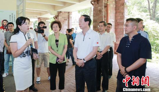 龍華區(qū)宣傳部副部長(zhǎng)、文體局局長(zhǎng)付妍向趙勇一行介紹“龍華模式” 索有為 攝