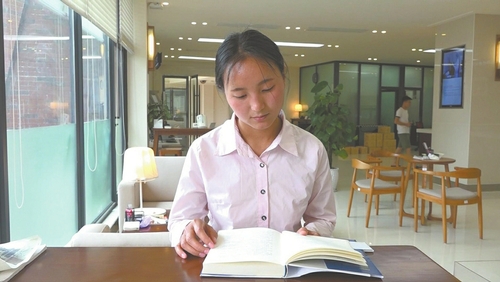 成都大學(xué)大二女生代麗飛。