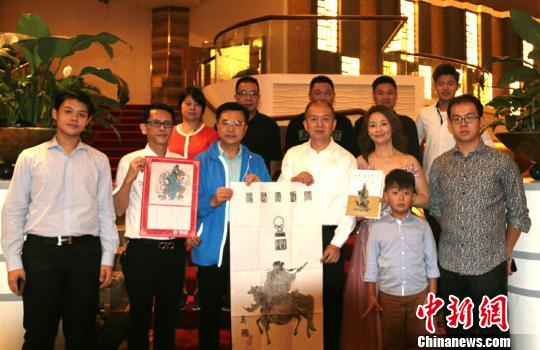 中國僑網(wǎng)向菲律賓僑領(lǐng)蔡祥維（右三）、林志農(nóng)（左二）贈送洛陽關(guān)林關(guān)帝像拓片、關(guān)公文化專著和關(guān)公像年歷　林才強　攝