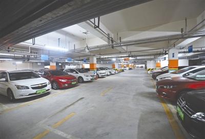 小區(qū)停車場涌進(jìn)500多輛保賣車 業(yè)主:成交易市場?