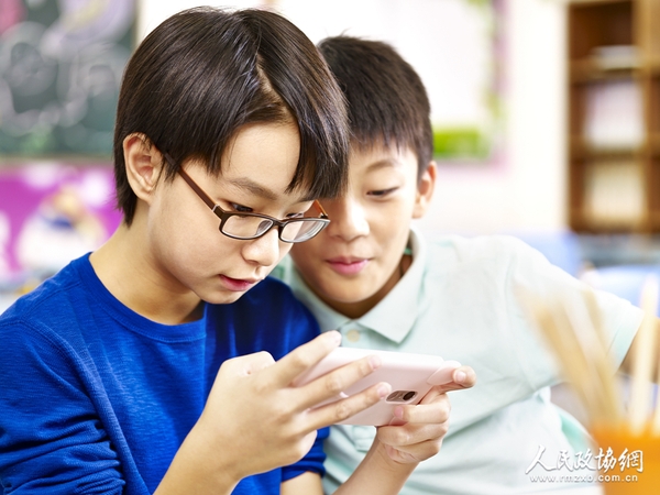 手機(jī)成了兒童青少年的最愛(ài)