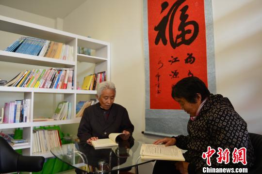 圖為兩位老年人正在日間照料中心閱讀書籍。資料圖 丁洪 攝