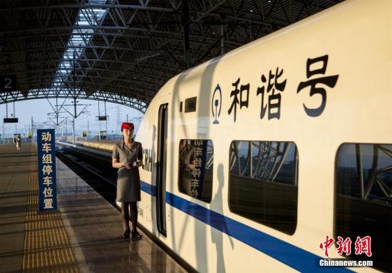 5月28日，廣東西部沿海高鐵江門至湛江段進(jìn)入試運(yùn)行階段。據(jù)悉，在試運(yùn)行階段，鐵路部門進(jìn)將行包括開展運(yùn)行圖測(cè)試、故障模擬演練、應(yīng)急場(chǎng)景演練、按圖行車試驗(yàn)等重點(diǎn)項(xiàng)目在內(nèi)的多項(xiàng)運(yùn)行試驗(yàn)，為正式開通運(yùn)營(yíng)提供科學(xué)參考依據(jù)。<a target='_blank' href='http://www.chinanews.com/'>中新社</a>發(fā) 楊勝 攝