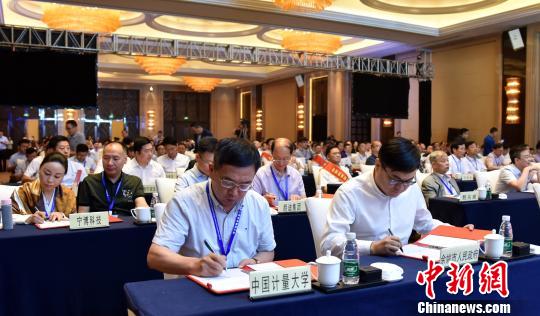 圖為：第二屆世界姚商大會(huì)現(xiàn)場(chǎng)簽約?！『问Y勇 攝