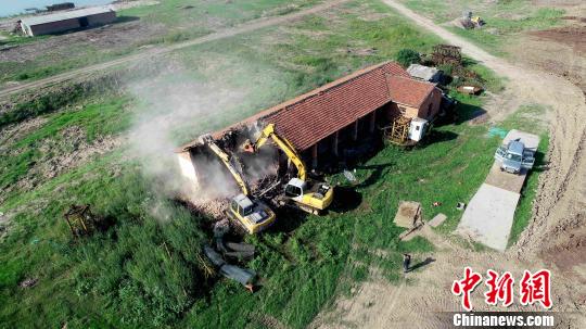 湖洲上4棟1800平方米已閑置房被拆除，建筑垃圾運(yùn)離湖洲?！×挝?攝