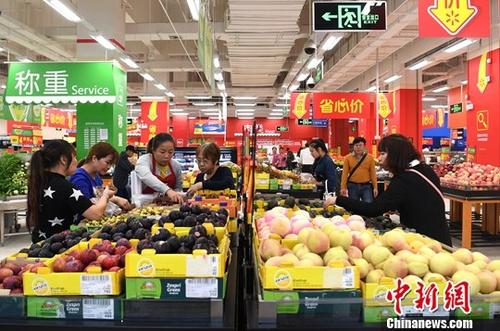 資料圖：民眾在超市選購水果。<a target='_blank' href='http://www.chinanews.com/'>中新社</a>記者 俞靖 攝