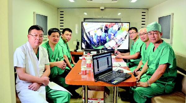圖為高福（圖1右一，圖2中）參加援塞拉利昂抗擊埃博拉醫(yī)療隊工作場景。