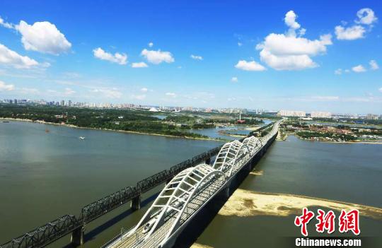 圖為哈齊高鐵經(jīng)過松花江特大橋。中國鐵路哈爾濱局集團(tuán)有限公司提供