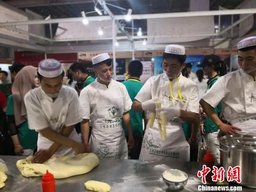 圖為現(xiàn)場制作蘭州牛肉拉面。　楊娜 攝