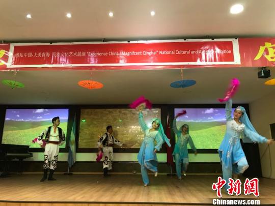 圖為“感知中國·大美青?！敝袊嗪Ｃ褡逦幕囆g(shù)展布宜諾斯艾利斯市巡展現(xiàn)場?！∩俸?攝