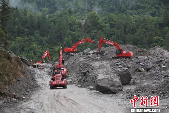 圖為該部隊(duì)多機(jī)械合作搶通道路。武警某部交通三支隊(duì)供圖