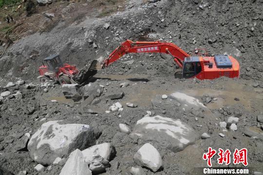 圖為該部隊(duì)多臺(tái)機(jī)械在清理石塊。武警某部交通三支隊(duì)供圖