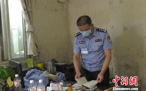 警方查找到嫌疑人張某某定期與南京市多家大型醫(yī)院購買醫(yī)療廢物的賬本。　警方資料圖 攝