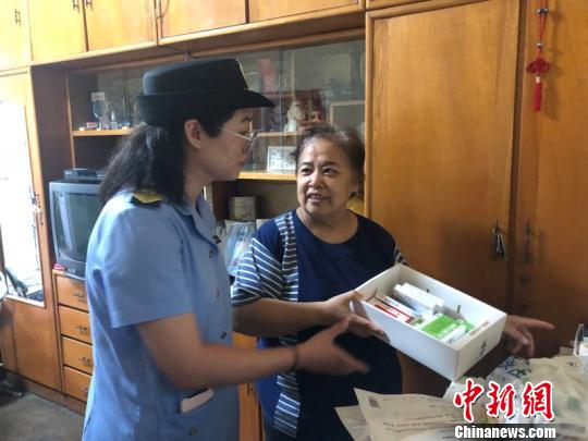 北京市2018年食品安全宣傳周活動正式啟動。圖為工作人員走進居民家中普及食品安全知識，幫助居民藥效“瘦身”?！”本┦乘幈O(jiān)部門供圖 攝