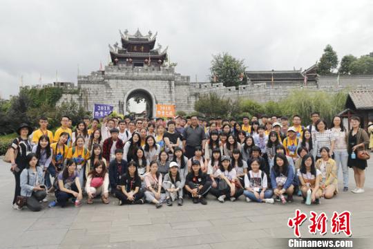第十屆臺灣大學生研習營團員參觀貴陽青巖古鎮(zhèn)。鐘欣 攝