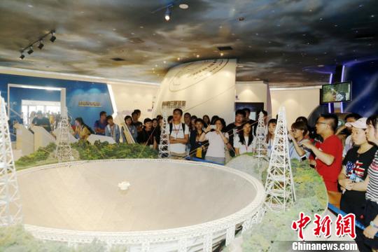 第十屆臺灣大學生研習營團員參觀中國天眼。鐘欣 攝