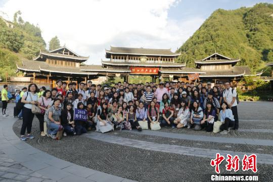 第十屆臺灣大學生研習營團員參觀雷山西江千戶苗寨。鐘欣 攝