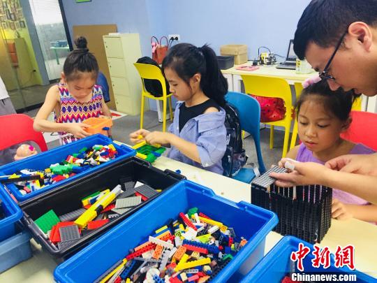 中國學生族催熱“暑假經(jīng)濟”家長直呼變“燒錢季”