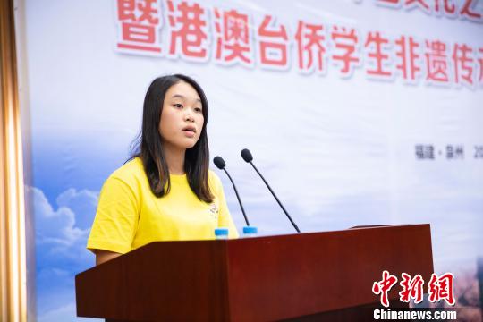 華僑大學(xué)馬來(lái)西亞留學(xué)生柯毓靜代表營(yíng)員分享了自己以往參與中國(guó)文化之旅的學(xué)習(xí)心得與收獲。伊凡 攝