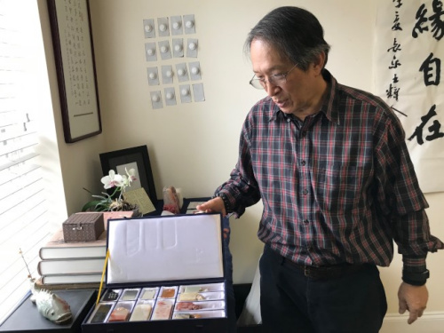 王純杰在美國馬州蓋城工作室接受采訪，并向記者展示他的印石收藏。(美國《世界日報》/許惠敏 攝)