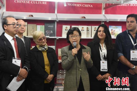 中國僑網(wǎng)圖為中國駐圣保羅總領(lǐng)事陳佩潔（右三）致辭?！∧尚邸z