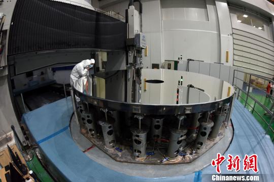 中科院長春光機所研制成功的直徑4.03米口徑高精度碳化硅非球面反射鏡?！O自法 攝