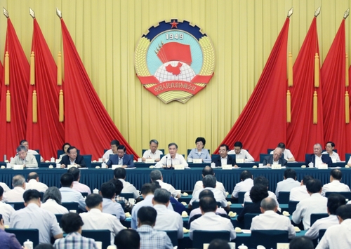 　8月22日，政協(xié)第十三屆全國(guó)委員會(huì)常務(wù)委員會(huì)第三次會(huì)議在北京閉幕。中共中央政治局常委、全國(guó)政協(xié)主席汪洋主持閉幕會(huì)并講話。
