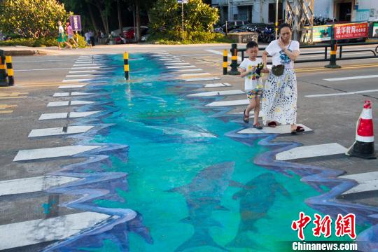 “海洋世界”現(xiàn)身路面?？谑讞l3D斑馬線獲市民稱贊